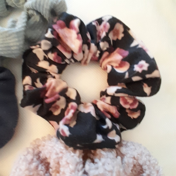 Free w/ Bundle: Assorted Scrunchies - Picture 6 of 11